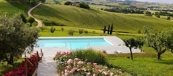 Ostra Villa - Sleeps 8 - Pool - Garden - Parking