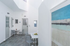 Outdoor dining - Room 4 @ Pelican Paros in the Old Town! (Paros)