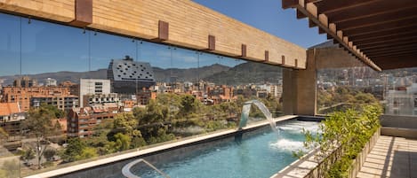 Una piscina al aire libre, una piscina climatizada