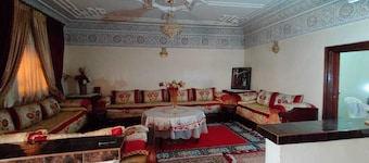 Appart Décoration Traditionnelle Bien Équipé 10 min Loin de Plage D'aglou