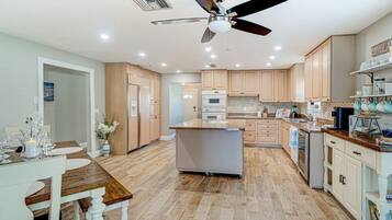 Kylskåp, mikrovågsugn, ugn och spishäll