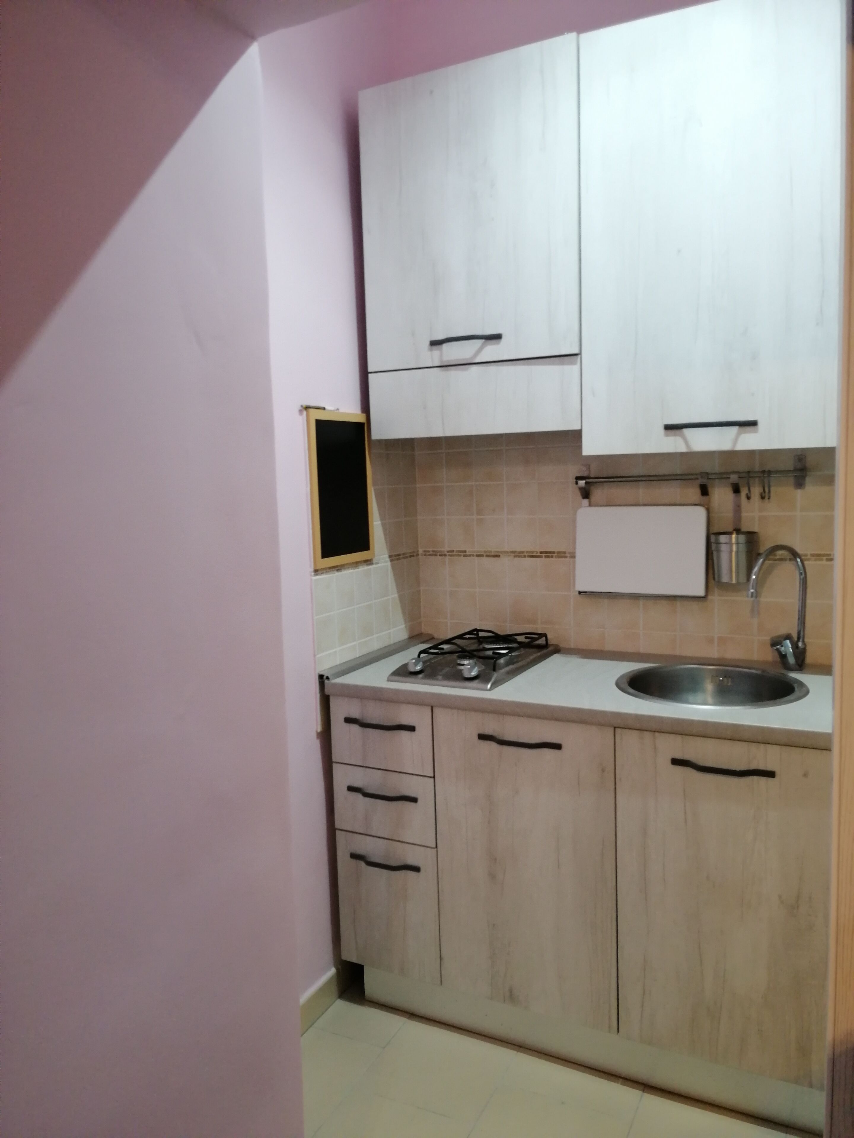 Frigorifero, piano cottura, pentole/stoviglie/utensili, tavolo da pranzo