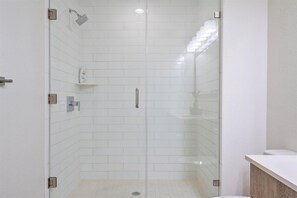 Ensemble douche/baignoire, serviettes fournies, papier toilette