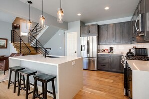 Geladeira, fogão, cooktop, lava-louças