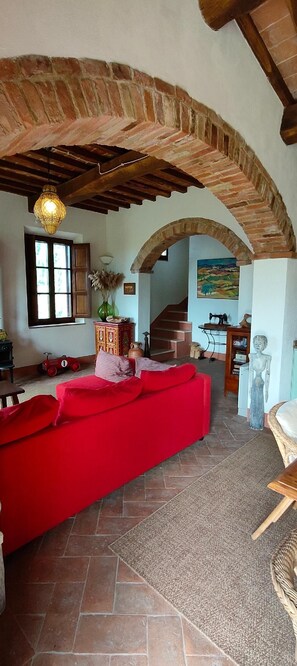 Televisio, DVD-soitin, kirjoja, musiikkikirjasto