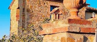 Enchanting tuscan house, private garden, wellness, stunning views, easy to reach