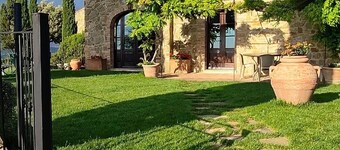Enchanting tuscan house, private garden, wellness, stunning views, easy to reach