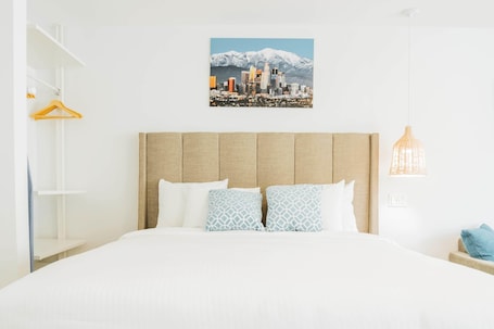 1 camera, una scrivania, ferro/asse da stiro, Wi-Fi gratuito. SKS - Superior Room, 1 King Bed with Sofa bed, Non Smoking