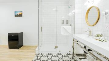 Dusche, kostenlose Toilettenartikel, Haartrockner, Handtücher