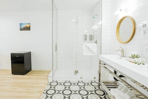 シャワー、バスアメニティ (無料)、ヘアドライヤー、タオル