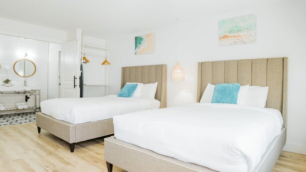 1 bedroom, desk, iron/ironing board, WiFi (free) - DQQ - Deluxe Double Room, 2 Queen Beds, Non Smoking (Long Beach)
