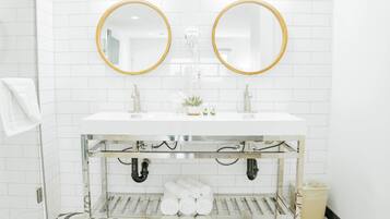 Dusche, Haartrockner, HandtĂŒcher