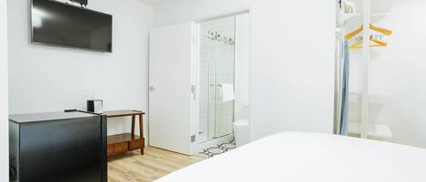 1 bedroom, desk, iron/ironing board, free WiFi