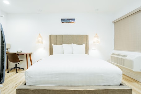 1 bedroom, desk, iron/ironing board, free WiFi. DQ - Deluxe Room, 1 Queen Bed, Non Smoking