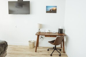 Interior - ADA - Deluxe Room, 1 Queen Bed, Accessible Non Smoking (Long Beach)