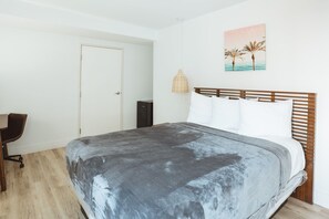 1 bedroom, desk, iron/ironing board, free WiFi - ADA - Deluxe Room, 1 Queen Bed, Accessible Non Smoking (Long Beach)