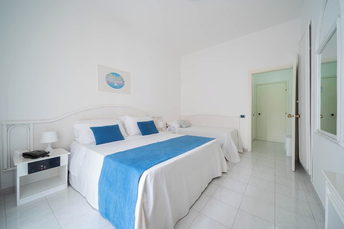 Comfort Triple Room, 1 Bedroom | 1 bedroom, minibar, in-room safe, free WiFi