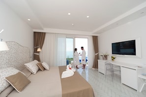 Suite, Balcony, Sea View | Minibar, in-room safe, free WiFi, bed sheets - Hotel Panorama (Maiori)