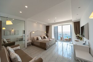 Suite, balcón, vistas al mar | Minibar, caja fuerte, wifi gratis y ropa de cama