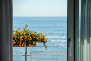 Habitación Deluxe con 1 cama doble o 2 individuales, balcón, vistas al mar | Terraza o patio