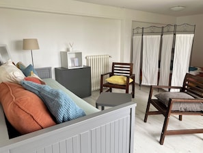 1 bedroom, iron/ironing board, travel cot, free WiFi - Pretty ground floor flat between Crozon and Morgat .  (Crozon)