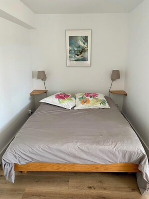1 bedroom, travel cot, free WiFi, bed sheets - Pretty ground floor flat between Crozon and Morgat .  (Crozon)