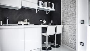 KĂŒhlschrank, Mikrowelle, Herdplatte, Wasserkocher mit Kaffee-/Teezubehör