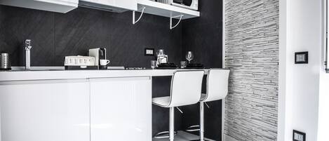 Kühlschrank, Mikrowelle, Herdplatte, Wasserkocher mit Kaffee-/Teezubehör