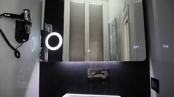 Dusche, Haartrockner, Bidet, HandtĂŒcher