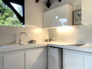Refrigerador, microondas, horno y cafetera y tetera 