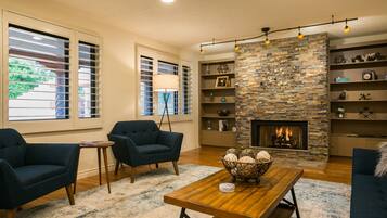 Smart TV, caminetto, libri, impianto stereo