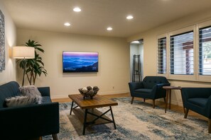 Smart TV, fireplace, books, stereo - Uptown-No Cleaning Fee-Hot Tub-Putting Green-Firepit-Outdoor Kitchen (Albuquerque)