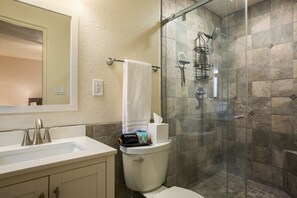Ensemble douche/baignoire, sèche-cheveux, serviettes fournies, savon