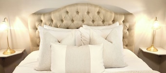 Entire House Walking distance to downtown Niagara on the Lake