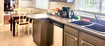 Entire House Walking distance to downtown Niagara on the Lake