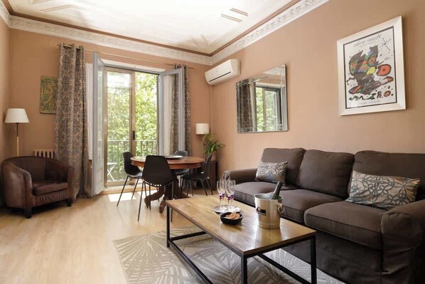 Unclassified image, 1 of 31, button - Charming & Classic Apartment in Eixample (Barcelona)