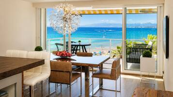 Ein moderner Essbereich mit Blick auf Strand und Meer.