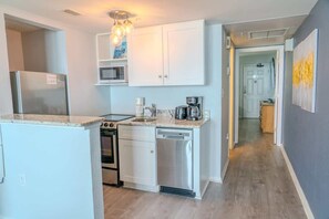 Full-size fridge, microwave, oven, stovetop