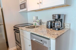 Full-size fridge, microwave, oven, stovetop