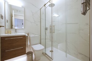 Shower, hair dryer, towels - Tirso Suite (Madrid)