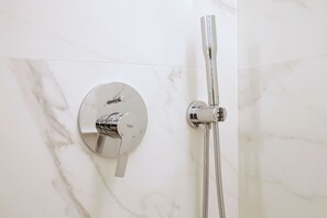 Shower, hair dryer, towels - Tirso Suite (Madrid)