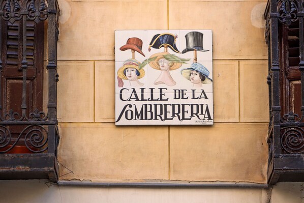 Ein Schild mit Illustrationen von Hüten und dem Text 'Calle de la Sombrereria'.