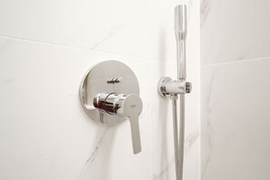 Dusche, Haartrockner, Handtücher, Seife
