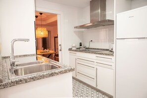 Réfrigérateur, micro-ondes, four, cafetière/bouilloire