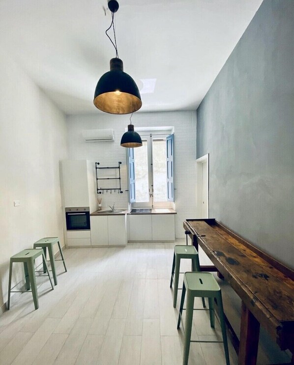 Fridge, oven, stovetop, coffee/tea maker - Delizioso appartamento minimal con bancone da falegname per colazioni super! (Brindisi)