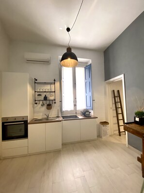 Fridge, oven, stovetop, coffee/tea maker