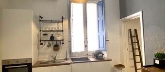 Delizioso appartamento minimal con bancone da falegname per colazioni super!