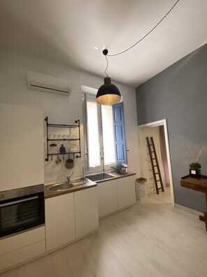 Fridge, oven, stovetop, coffee/tea maker