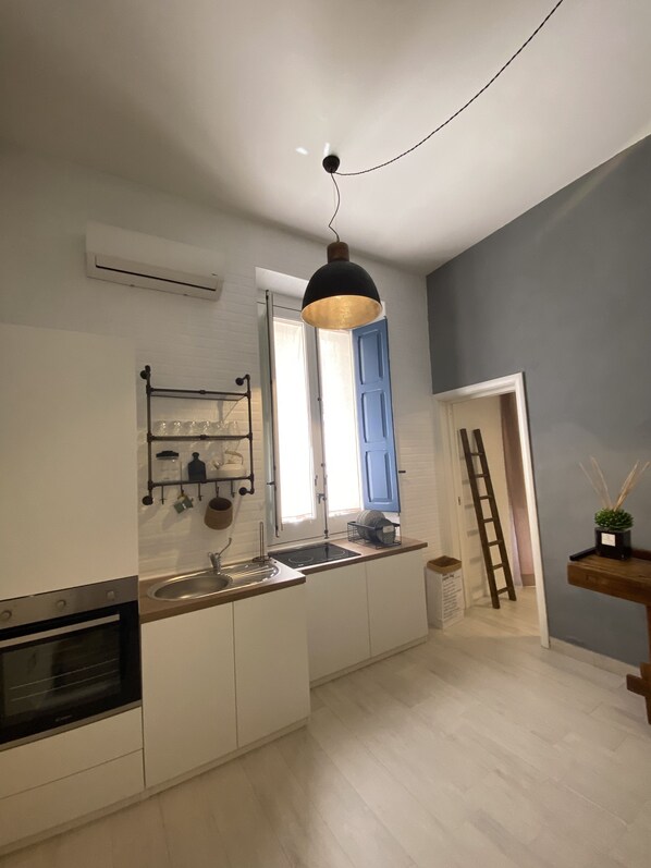 Refrigerador, horno, parrilla de estufa y cafetera y tetera