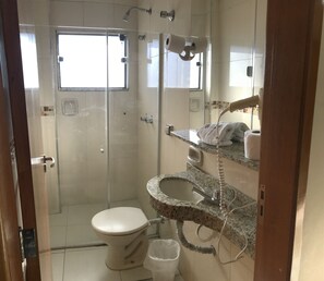 Shower, hair dryer, towels - Portal Palace Hotel (Aparecida)